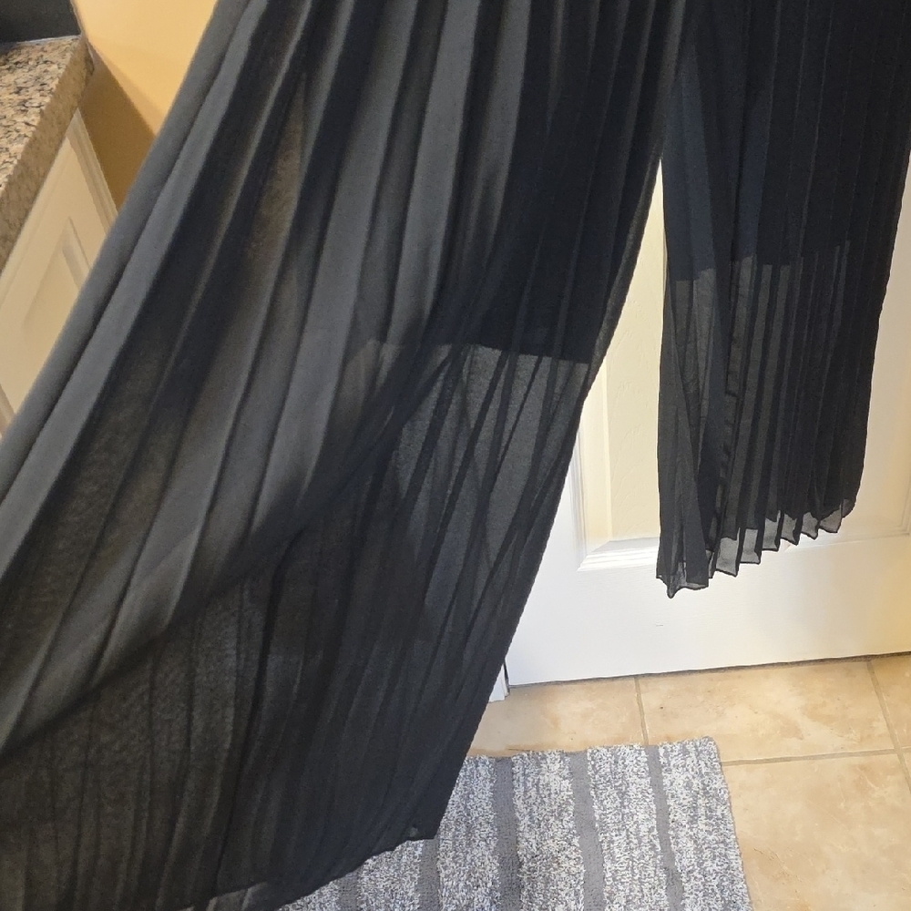 NWOT-Elegant Black Pleated Pants - Picture 2 of 2